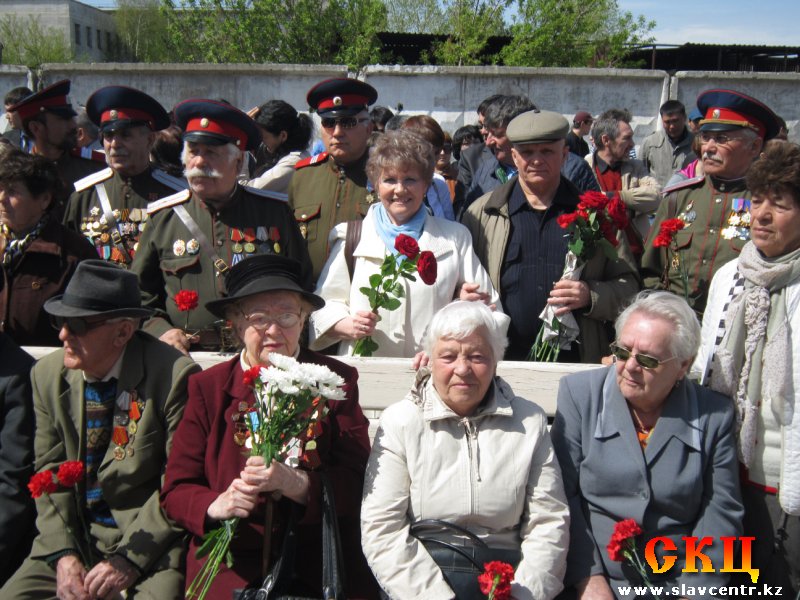 На открытии памятного знака матери Карбышева (7 мая 2013)