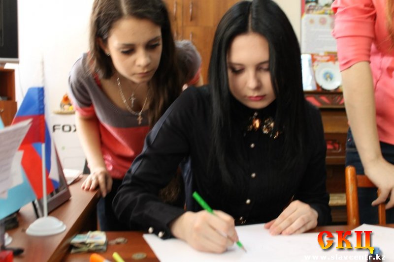 Молодежь Славянского центра отмечает день рождения своего активиста (21 апреля 2013)