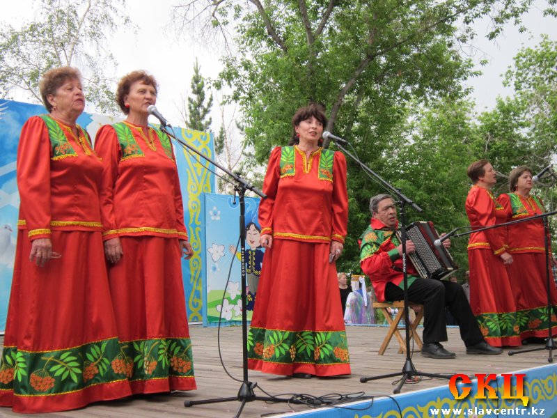\"Рябинушка\" (фестиваль \"Живем в семье единой\", 10 июня 2012)