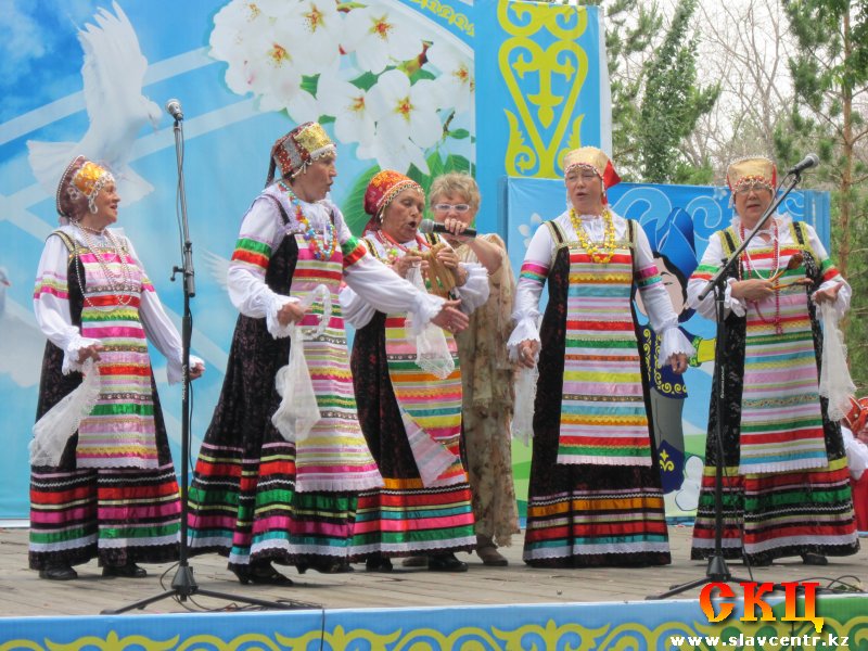 \"Соседушки\" (фестиваль \"Живем в семье единой\", 10 июня 2012)