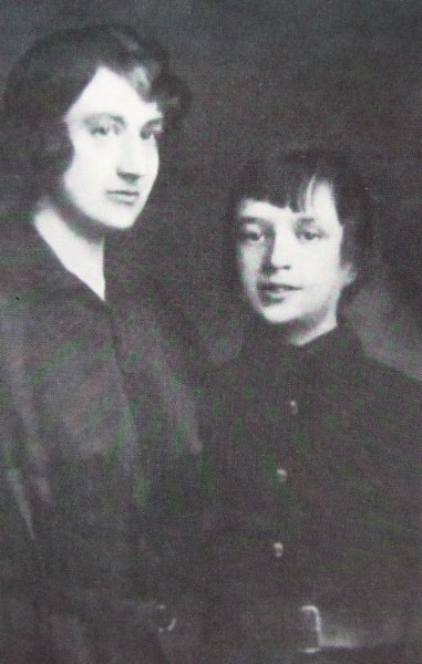Анастасия Цветаева с сыном Андреем, 1927