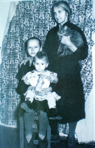 Анастасия Цветаева с внучками, Павлодар, 1958 год