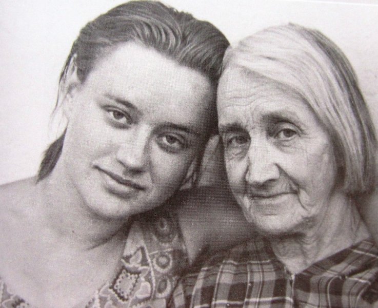 Анастасия Цветаева с внучкой Ритой, 1967