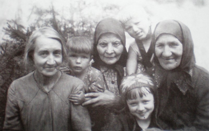 Анастасия Цветаева в Пихтовке с соседями